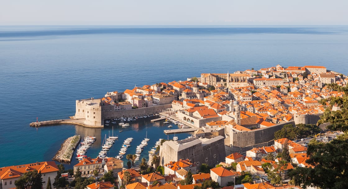 Altstadt von Dubrovnik mit roten Dächern an der Adria