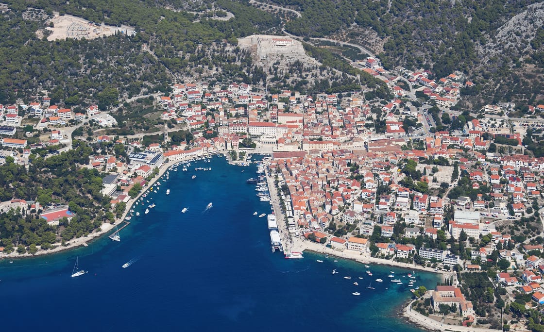 Luftaufnahme von Hvar-Stadt und seinem Hafen