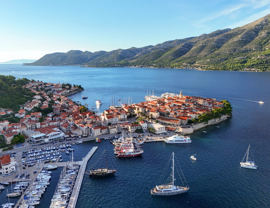 Luftaufnahme der Altstadt von Korčula auf ihrer Halbinsel
