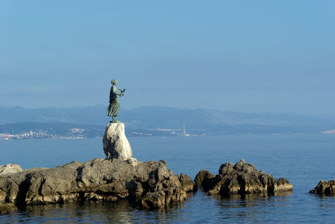 Ufer von Opatija an der Statue Mädchen mit Möwe