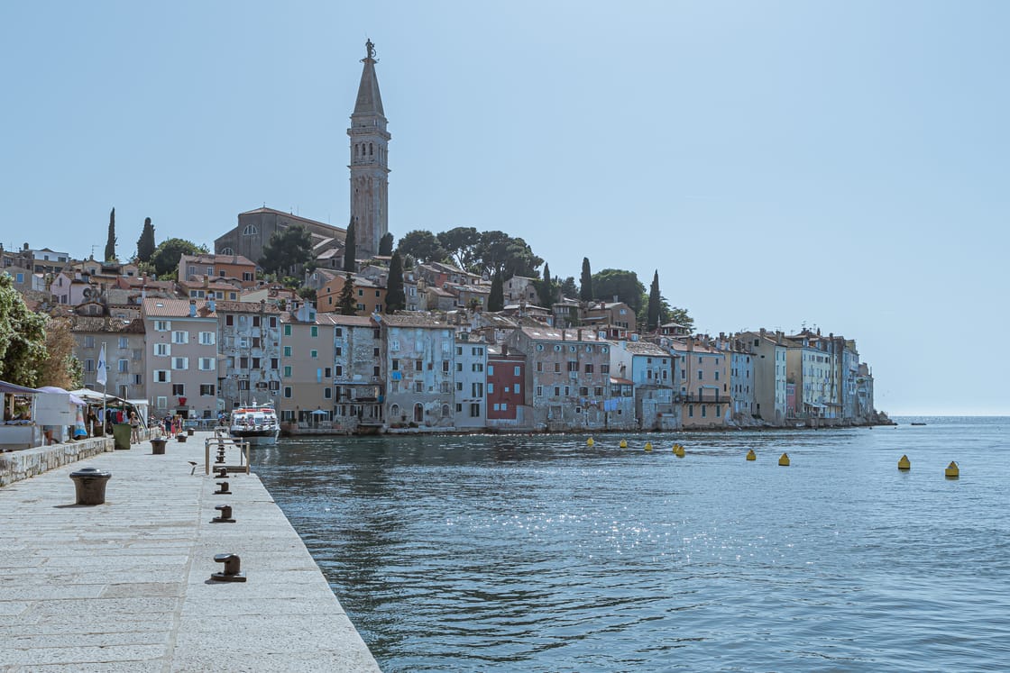 Ufer von Rovinj und die Kirche der heiligen Euphemia auf dem Hügel