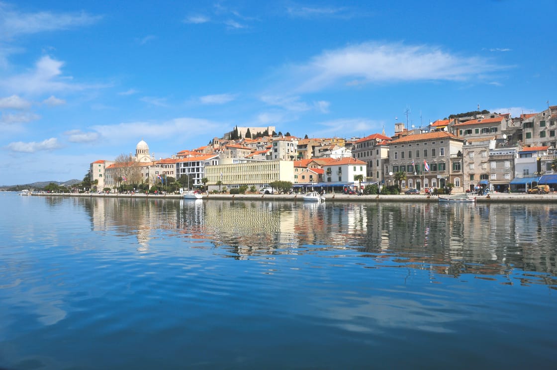 Ufer von Šibenik unterhalb der historischen Steinstadt